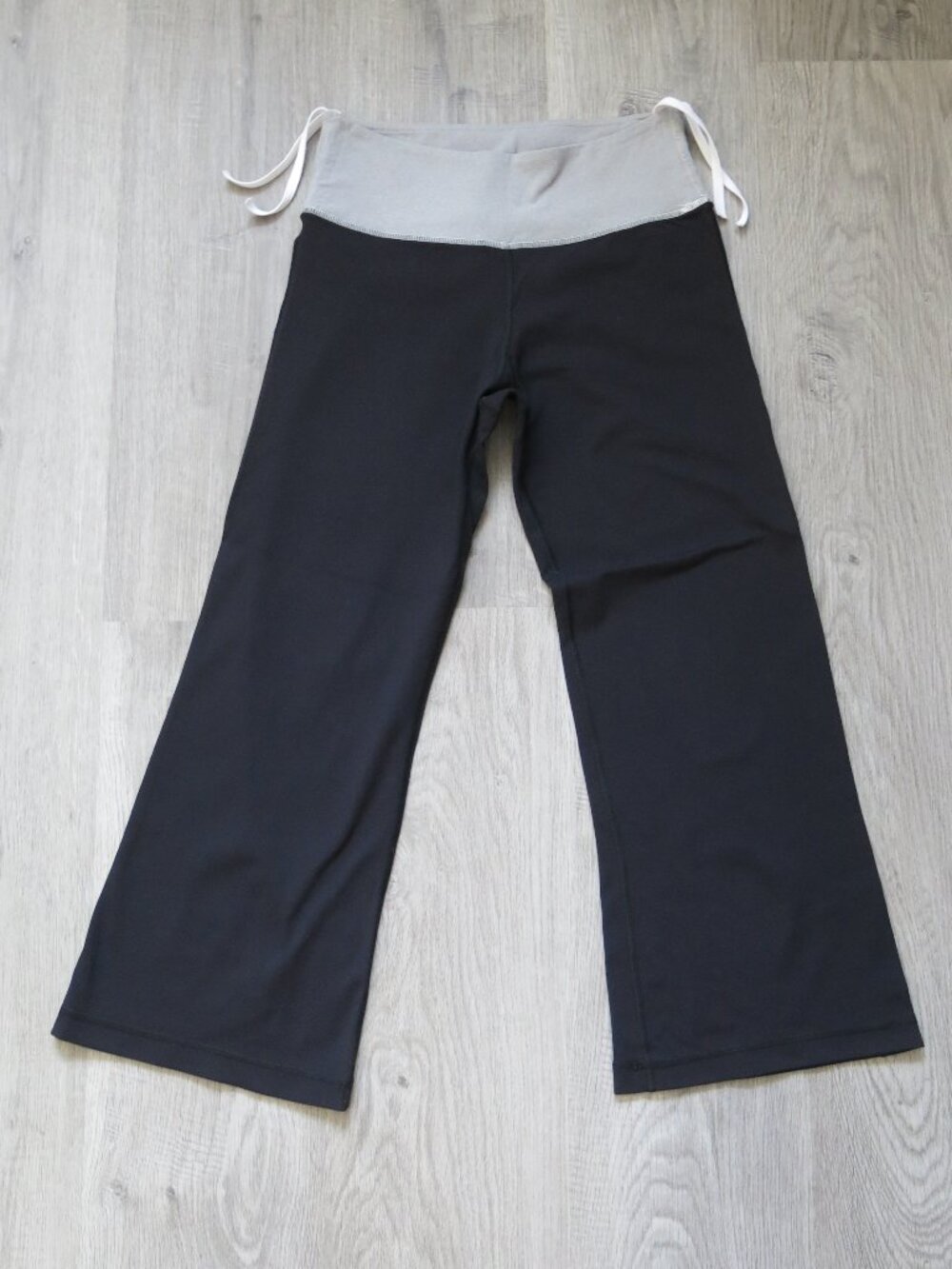 Lululemon Athletica Vintage Y2K Cropped Pants - Size Small